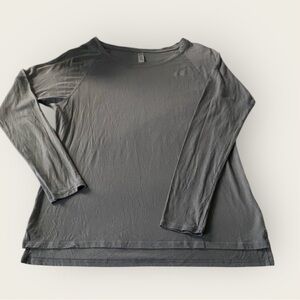 Under Armour women Tops/Shirt Size M